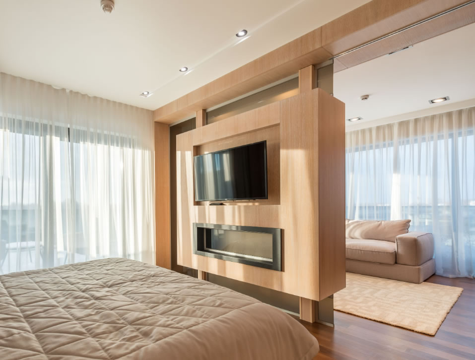 Mueble de pladur revestido de madera con televisión y chimiena